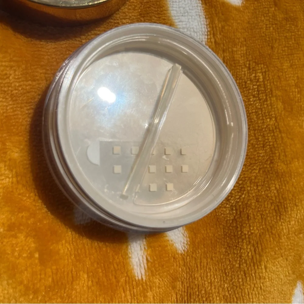 NEW beauty bakerie bite size pinch of flour Loose Setting Powder in Cassava